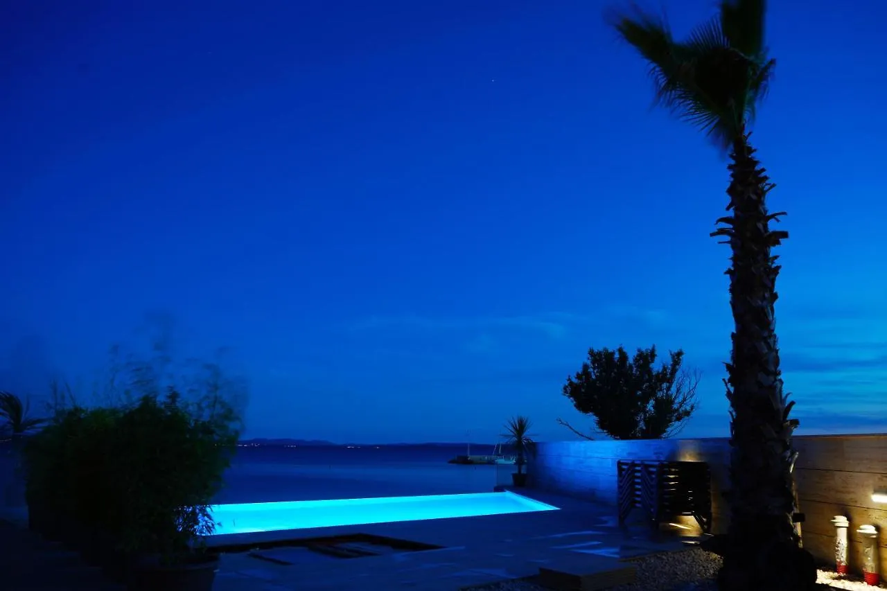 Boutique Style Eco-Beachhouse, Private Jacuzzi Привлака 0*,